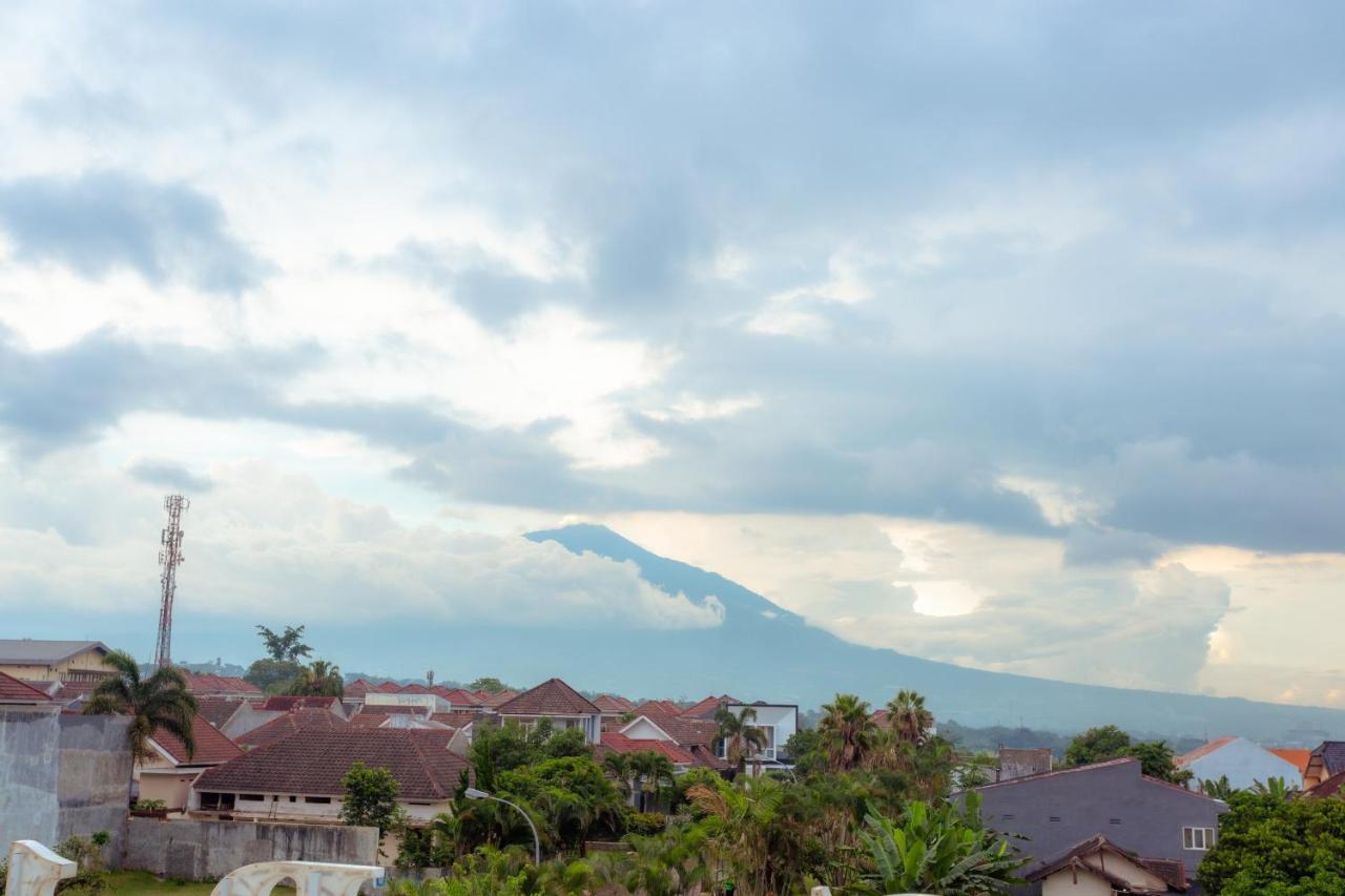 Giri Palma Hotel Malang Exterior foto